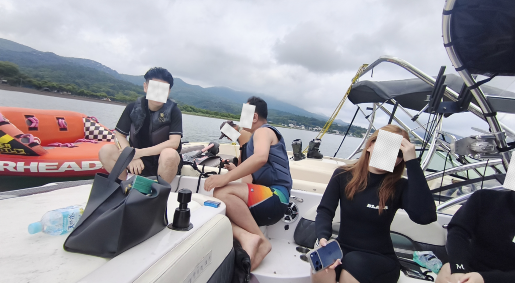 キャバクラのボーイが主催してくれた会でフライボードに初挑戦したときの様子