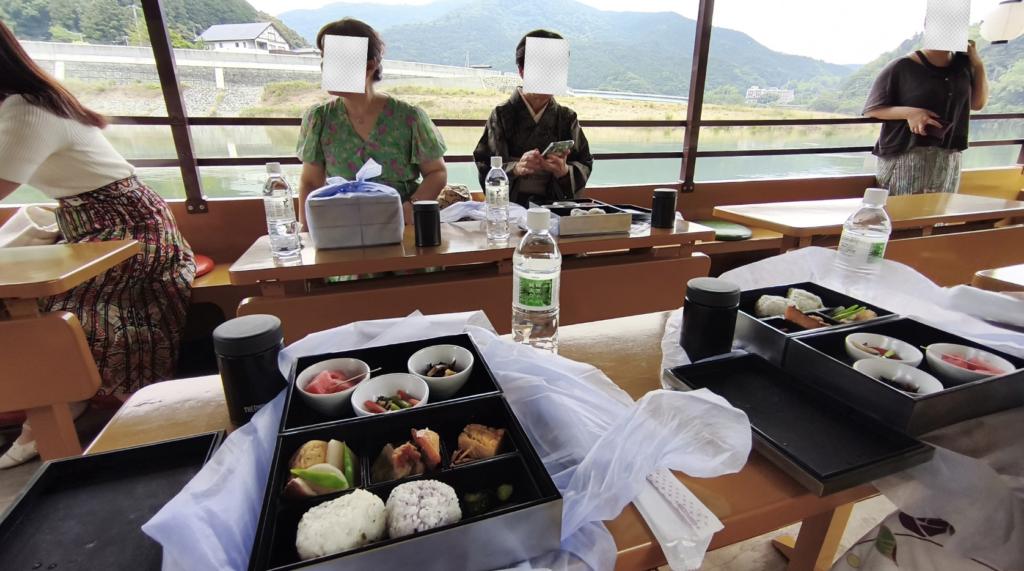 愛媛の城に行ったとき、船の上で朝食をとっている様子