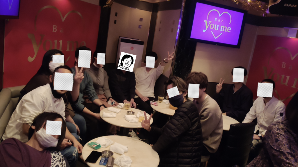 マーケティングスクール生とカラオケバーではしゃいでいる様子