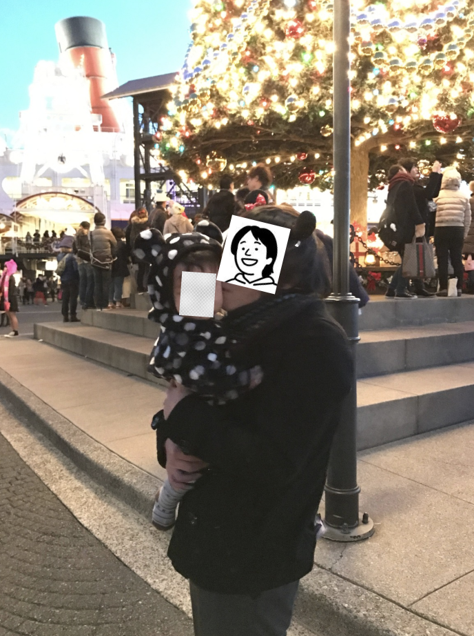 クリスマスのディズニーシーで赤ちゃんの息子を抱っこする様子