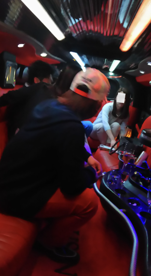 リムジンの車内ではしゃぐメンバー