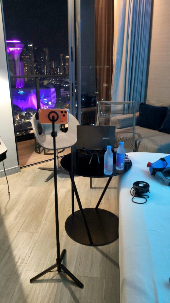 タイ旅行中にホテルの部屋でライブ配信の準備をしているところ