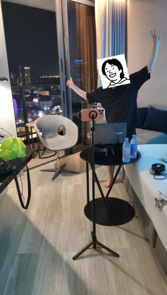 タイ旅行中にホテルの部屋から友達のマーケターとコラボ配信をしているM