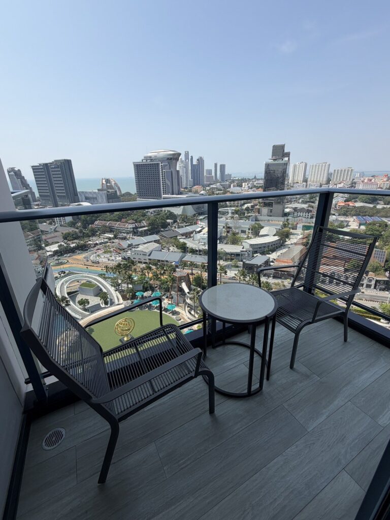 タイ旅行で泊まったホテルのバルコニーと、そこから見える街並み