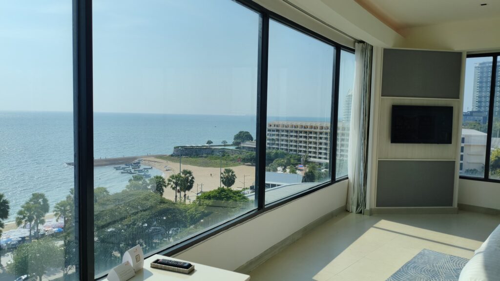 タイ旅行で泊まったホテルの部屋の大きな窓から見える海と浜辺