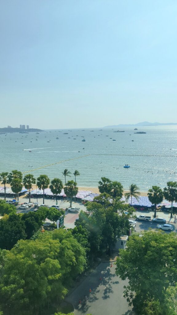 タイ旅行で泊まったホテルの高層階から見下ろした浜辺と海
