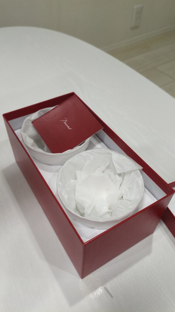 結婚祝いにもらったバカラの箱を開けたところ