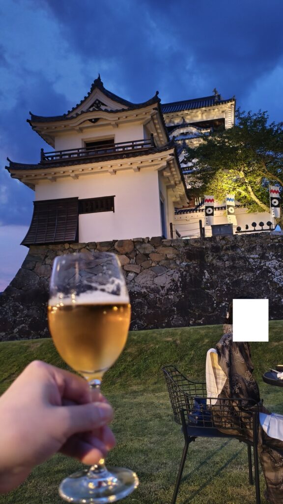 大洲城を見上げながらグラスで乾杯