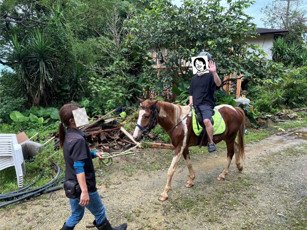 沖縄の夢有民牧場で馬に乗って手を振るM