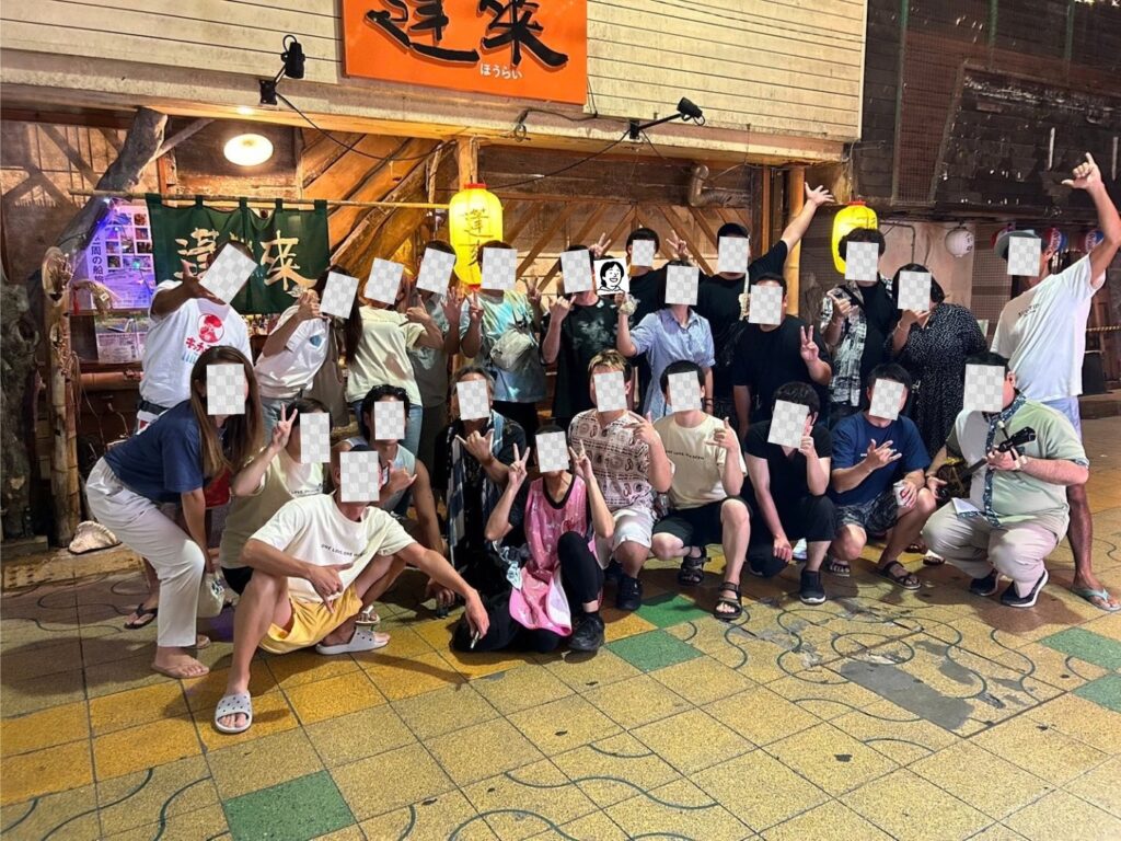 沖縄のお店・蓬莱の前でツアー参加者と撮った集合写真