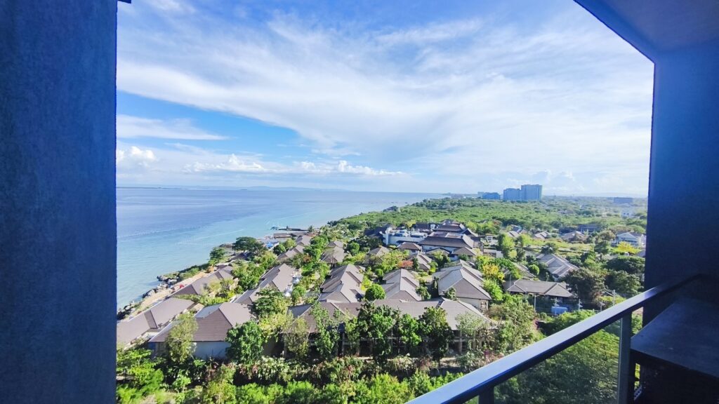 セブ島のホテルから見下ろしたヴィラと海