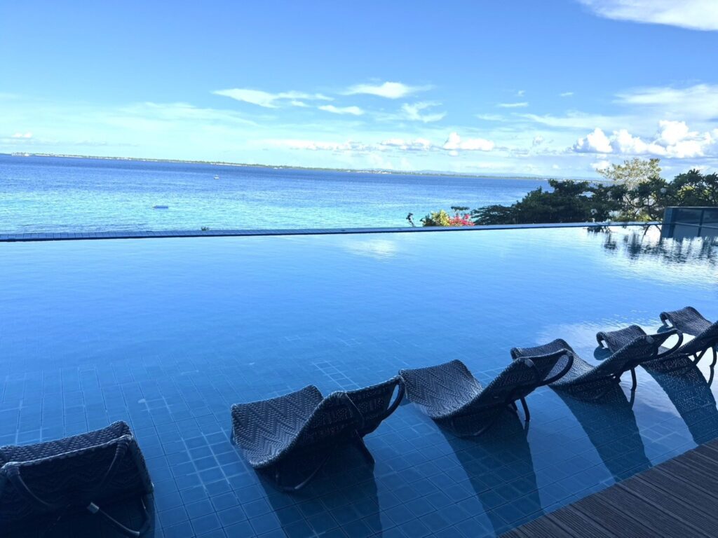 セブ島のホテルのプールと海